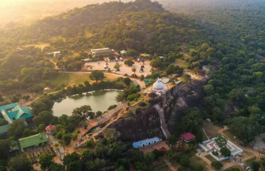 sithulpawwa-rock-temple-yala-sri-lanka
